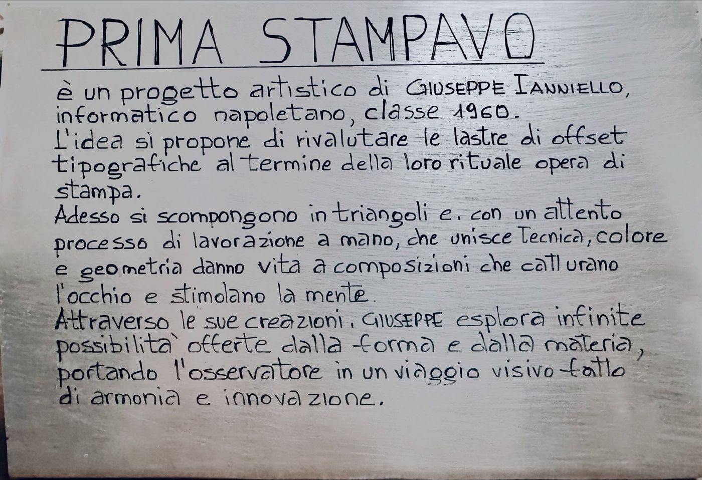 Lastra d’alluminio con il testo scritto a mano da Giuseppe Ianniello: Prima stampavo, è un progetto artistico di Giuseppe Ianniello, informatico napoletano, classe 1960