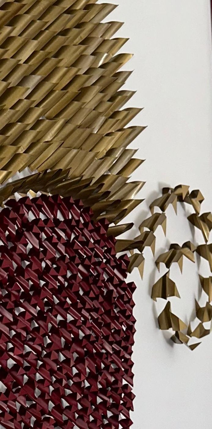 Dettaglio de Il miracolo di Samo: i triangoli oro e bordeaux piegati, con le loro ombre
