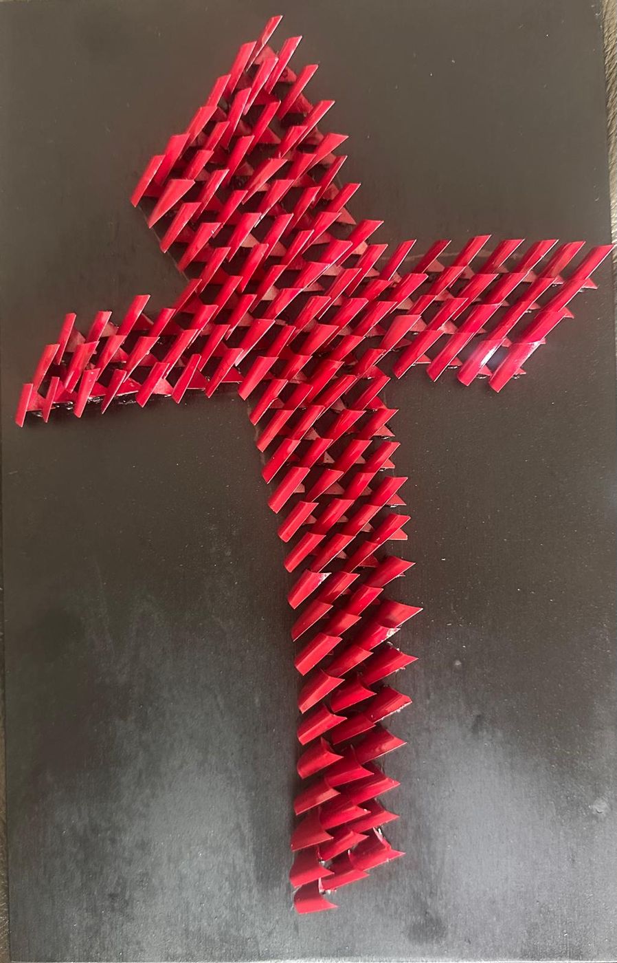 Tau: croce rossa su fondo nero