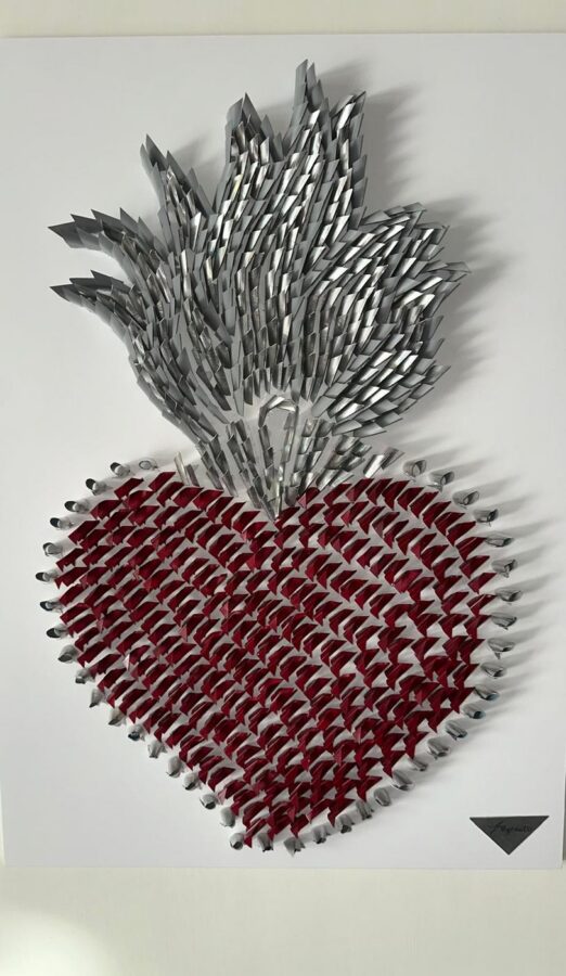 Cuore bordeaux con fiamma d’argento