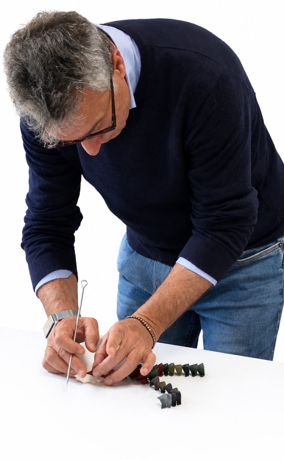 Giuseppe Ianniello al lavoro sui triangoli d’alluminio